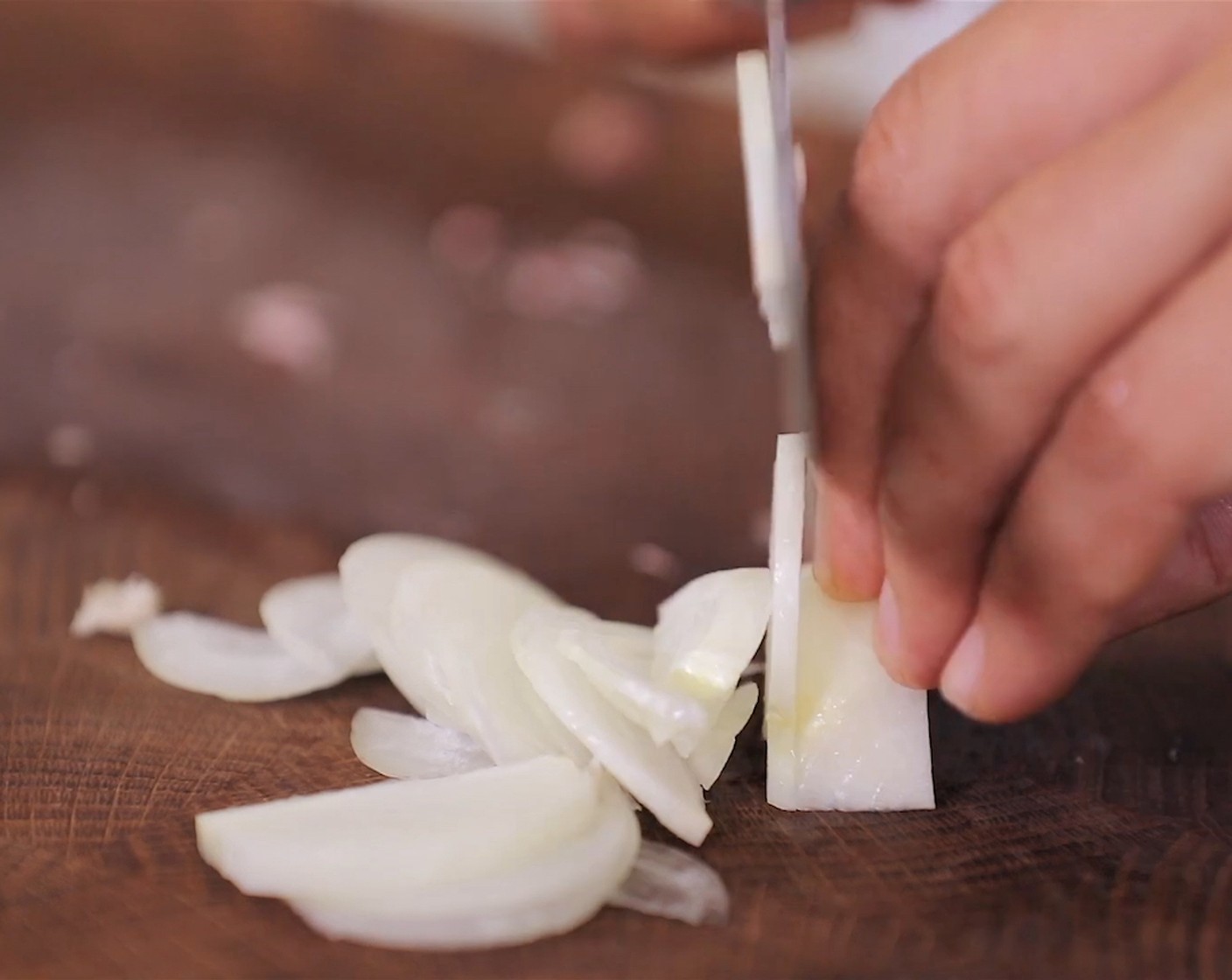 Schritt 2 Zuerst die Zwiebel (1) schälen und fein schneiden. Dann den Knoblauch (1 Zehe) mit der Schale andrücken. Die Rinde vom Brot (50 g) entfernen und das Brot in grosse Würfel schneiden. Dann das Mehl (1 EL) mit wenig Rinderfond (250 ml) anrühren. Den restlichen Fond zusammen mit dem Bier (250 ml) und Senf (1 EL) zugeben und mischen.