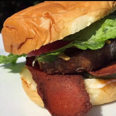 Veganer Cheeseburger mit Speck Rezept | V-Kitchen