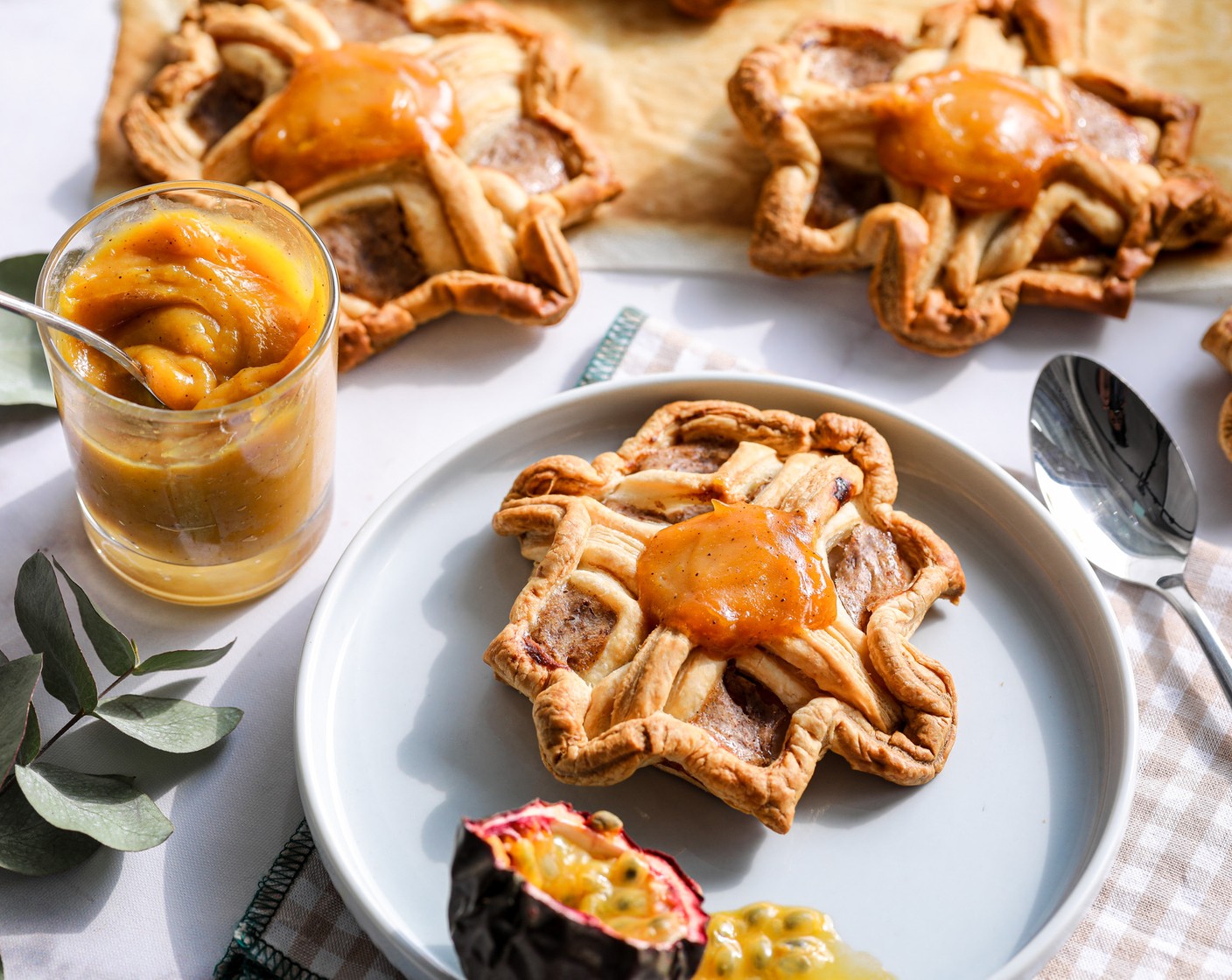 Schritt 10 Toppe die Blätterteigtaschen mit der Maracuja-Creme und lasse sie mindestens weitere 20 Minuten abkühlen.