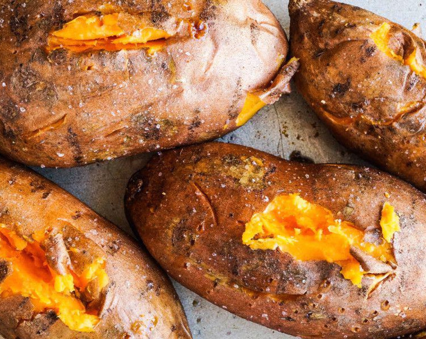 Schritt 3 Auf ein Backblech legen und 50 Minuten bis 1 Stunde backen, oder bis es beim Einstechen mit der Gabel weich ist und die Haut dunkel ist. Abkühlen lassen. Dieser Schritt kann am Vorabend durchgeführt werden!