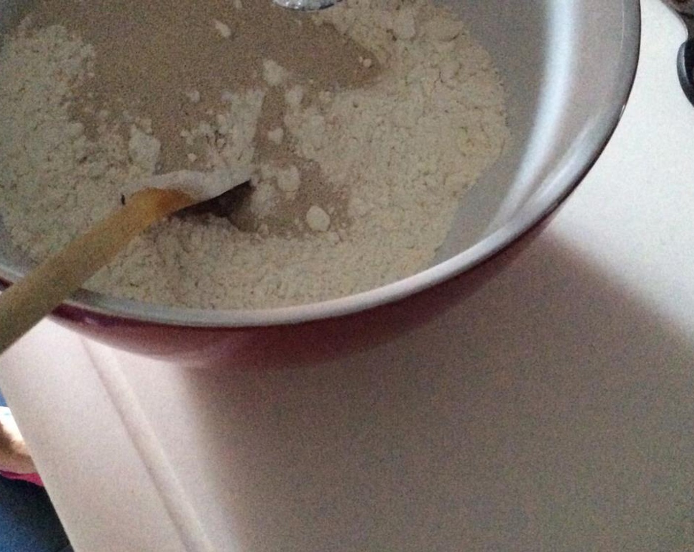 Schritt 1 In eine grosse Schüssel Mehl (810 g), Hefe (2 Packungen), Salz (1 1/2 Esslöffel) und Zucker (1 Pr.) geben. Gut mischen.