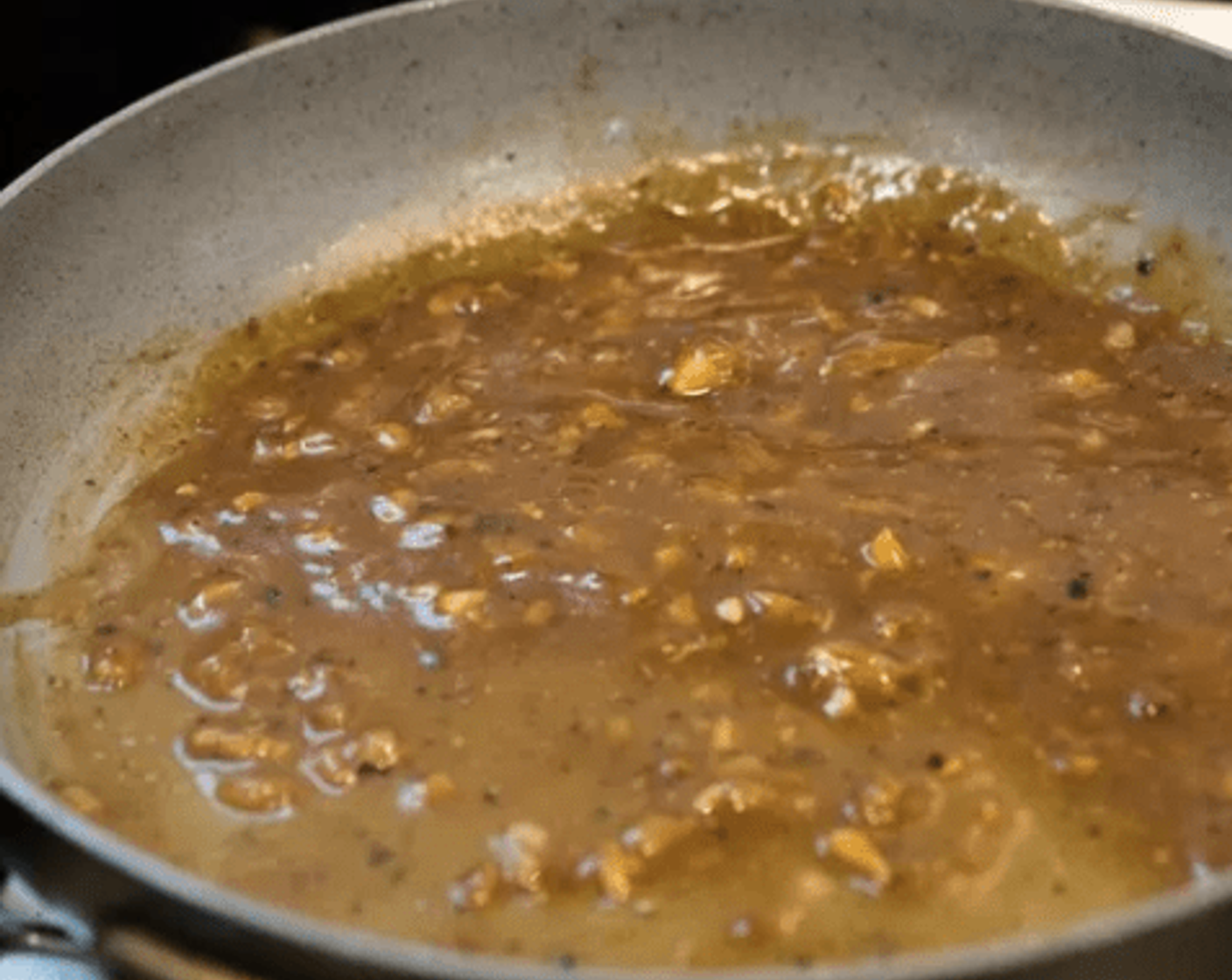 Schritt 8 Die Saucenmischung mit dem schwarzen Pfeffer hinzugeben und die Hitze aufdrehen. Die Sauce für 1 Minute köcheln lassen. So kann sie eindicken.