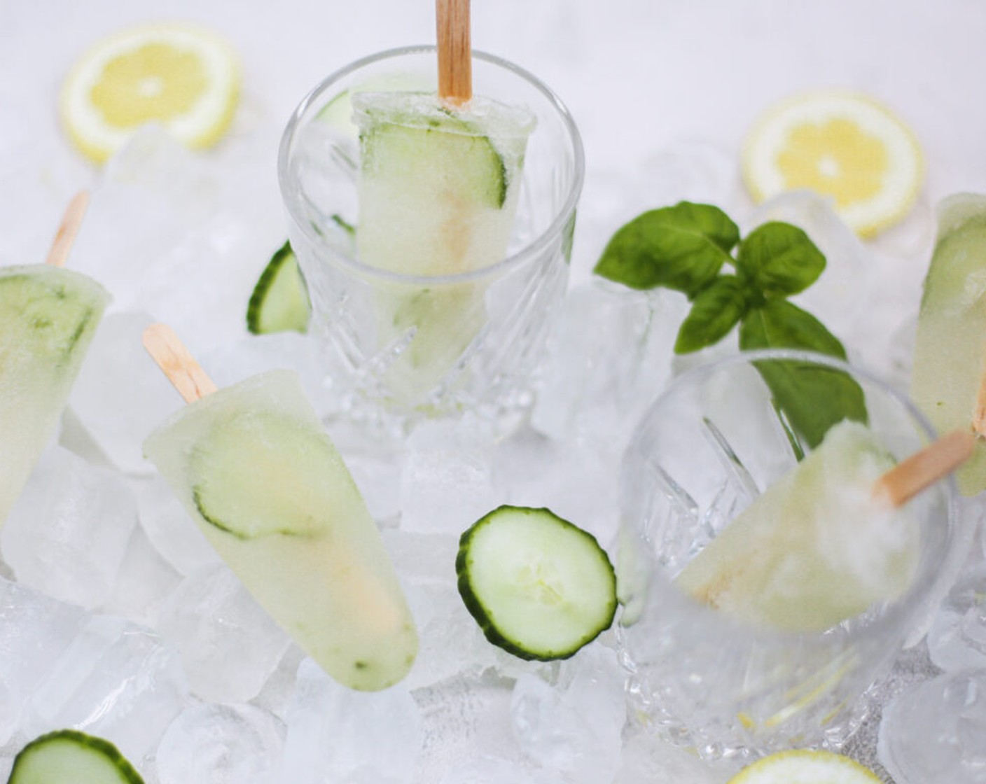 Gin Tonic am Stiel mit Minze und Basilikum