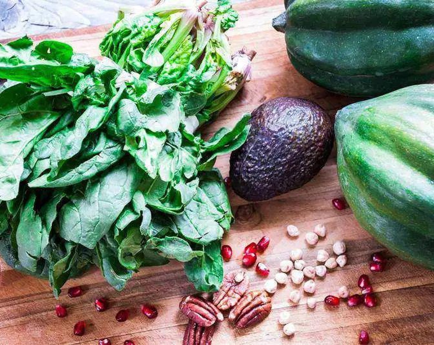 Schritt 3 Eichelkürbis (1) in einer einzigen Schicht auf einem mit Backpapier ausgelegten Blech ausbreiten, mit Olivenöl (2 Esslöffel) beträufeln und mit der Gewürzmischung bestreuen, dabei umrühren, damit der Kürbis bedeckt ist. 30 Minuten rösten.