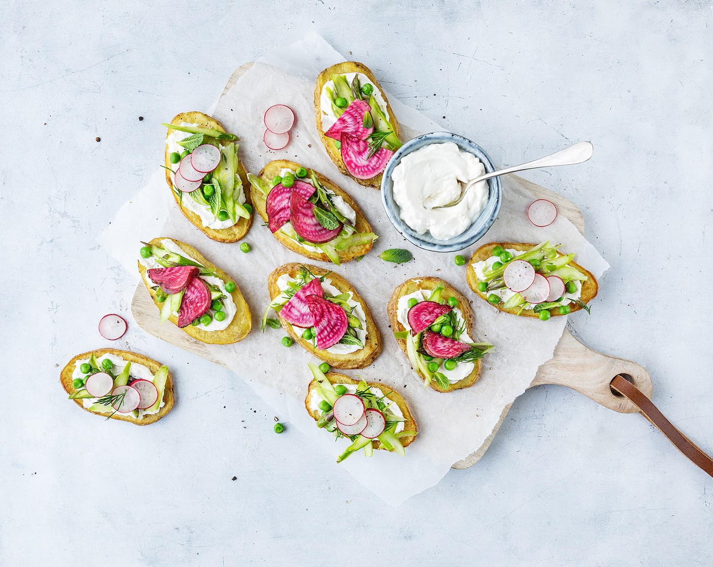 Schritt 5 Die Kartoffel Crostini zusammen mit dem Ricotta (250 g) und dem Gemüse anrichten. Zum Schluss noch die Chioggia Bete (1) auf die Crostini geben.