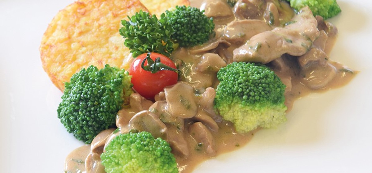 Zürcher Geschnetzeltes | Mit Röstitaler und Broccoli Zürcher Geschnetzeltes | Mit Röstitaler und Broccoli