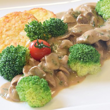 Zürcher Geschnetzeltes mit Champignonrahm-Sauce, Röstitaler und Broccoli Rezept | V-Kitchen