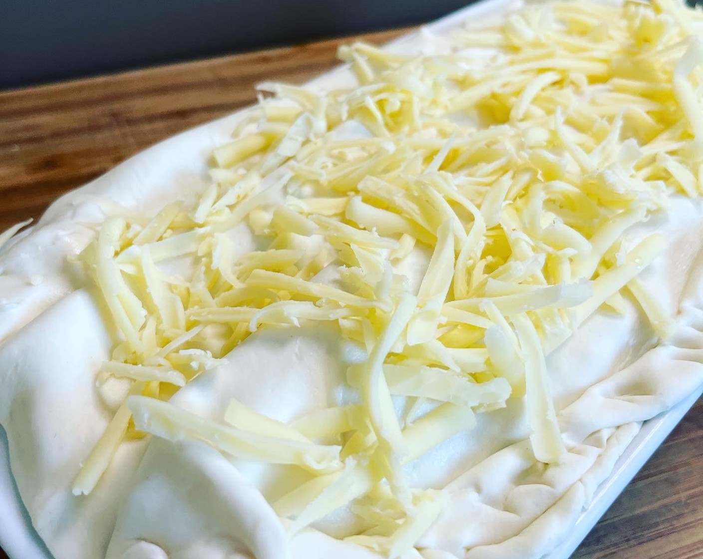 Schritt 5 Reibkäse (100 g) darüber verteilen.