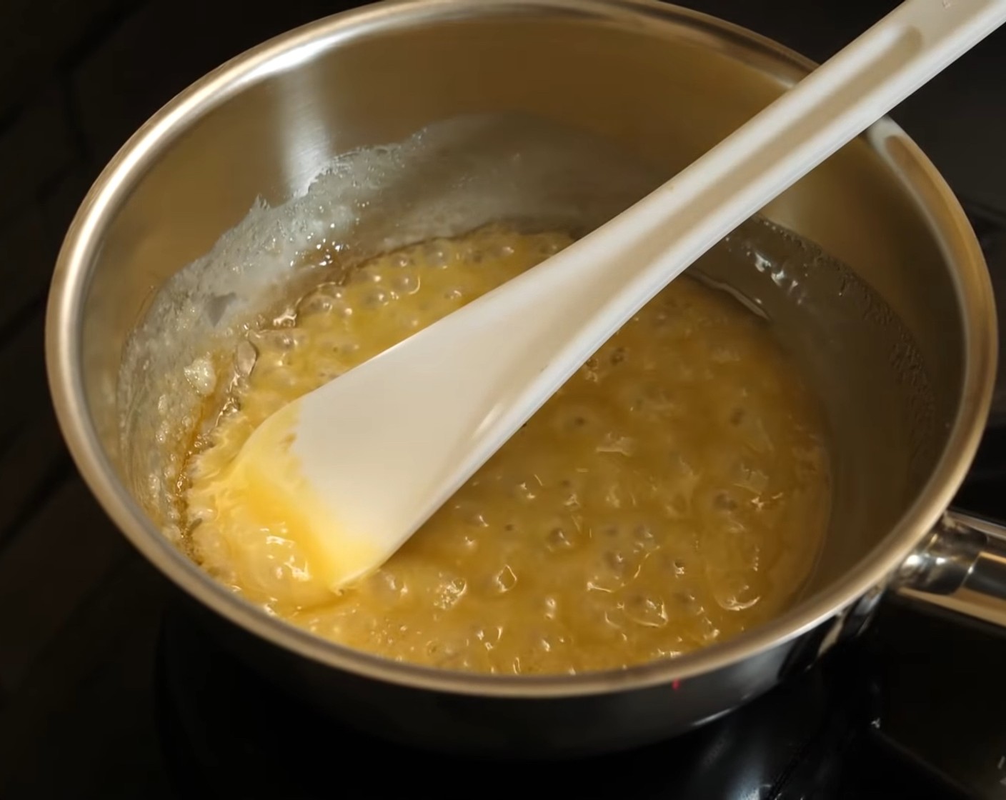 Schritt 2 Butter (1 EL), Zucker (2 Esslöffel), Honig (1 EL) und Rahm (10 g) in einen Kochtopf geben und unter ständigem Rühren 2–3 Minuten aufkochen, bis die Masse leicht karamellisiert und eindickt.