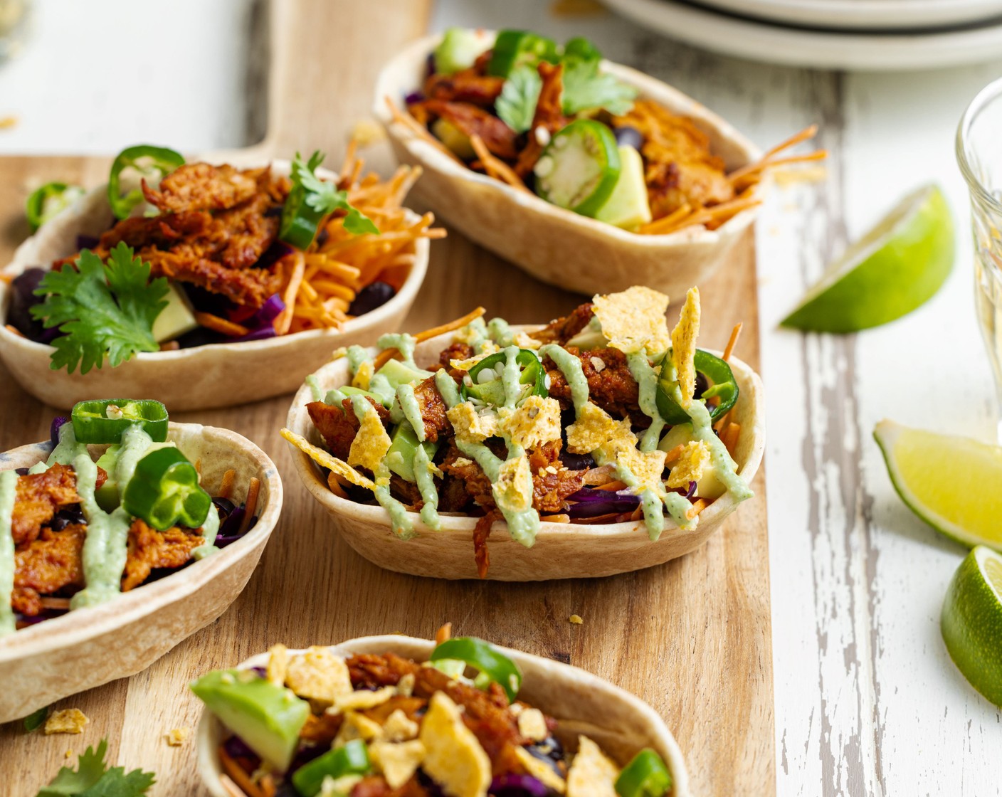 Schritt 5 Mit der Jalapeño-Joghurt Sauce toppen und Koriander (1 Bd.) darauf verteilen. Übrige Chunky Salsa dazu servieren und sofort geniessen.