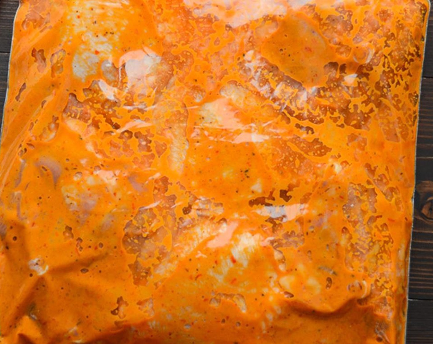 Schritt 9 Hähnchenschenkel (6) in einen 4-Liter-Beutel mit Zip-Verschluss geben. Harissa-Mischung hinzugeben. Luft aus dem Beutel drücken und gut verschliessen. Das Ganze gut vermischen, bis die Schenkel gut bedeckt sind. Über Nacht in den Kühlschrank stellen.