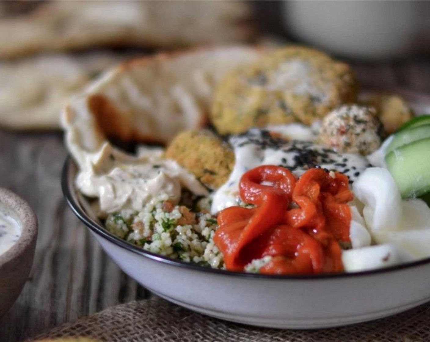 Schritt 8 Kräuterjoghurt-Dressing über die Bowl geben. Mit Sesam (wenig), geräuchertem Meersalz (wenig) und einem Spritzer Zitronensaft servieren. Geniessen!