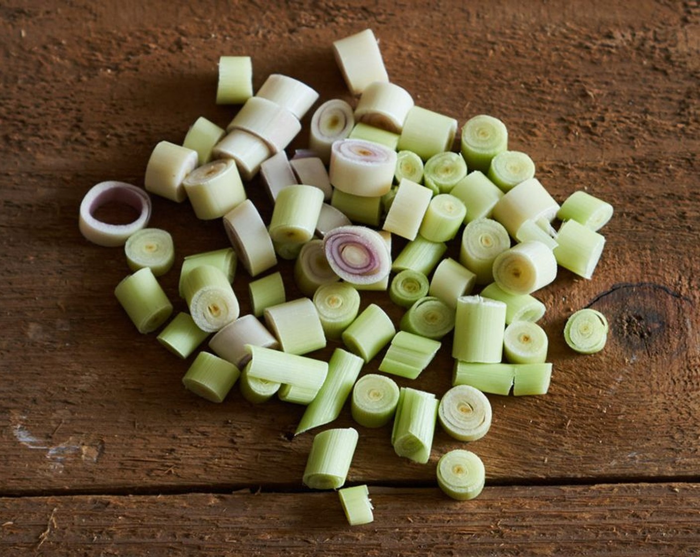 Schritt 4 Spitzen des Zitronengras (3 Stängel) bis auf den zarten Teil am unteren Ende des Stängels abschneiden.Die zähen äusseren Schichten entfernen und grob hacken.