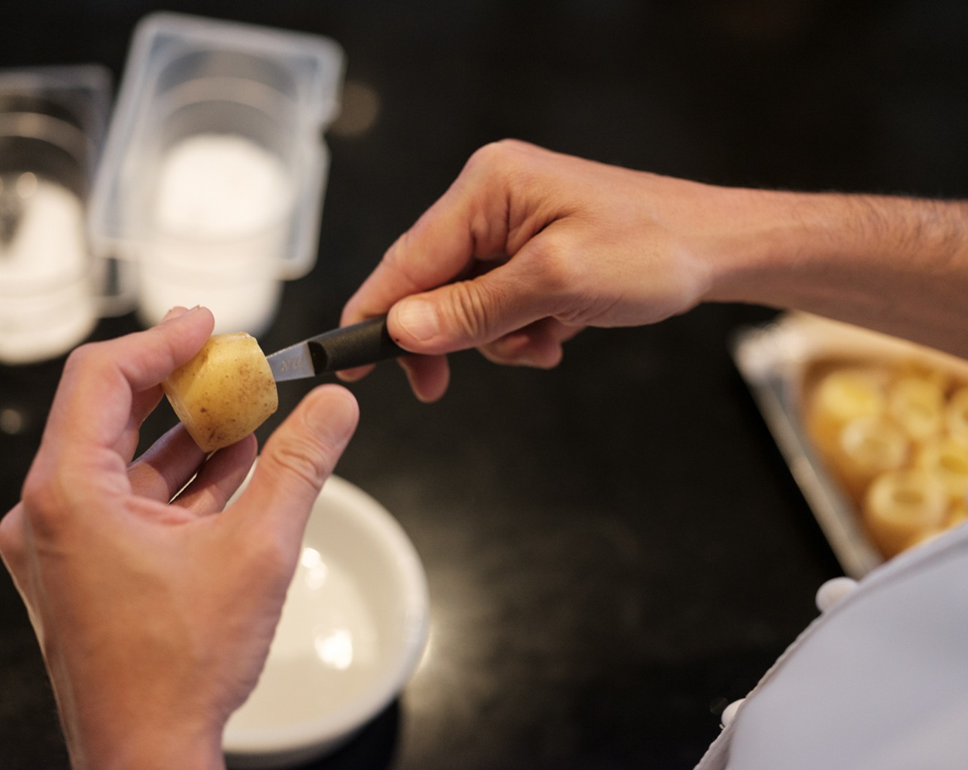 Schritt 3 Bei den Kartoffeln (8) auf beiden Seiten die Enden abschneiden. 2/3 aushöhlen und danach im gesalzenen Wasser für ca. 20 Minuten kochen.