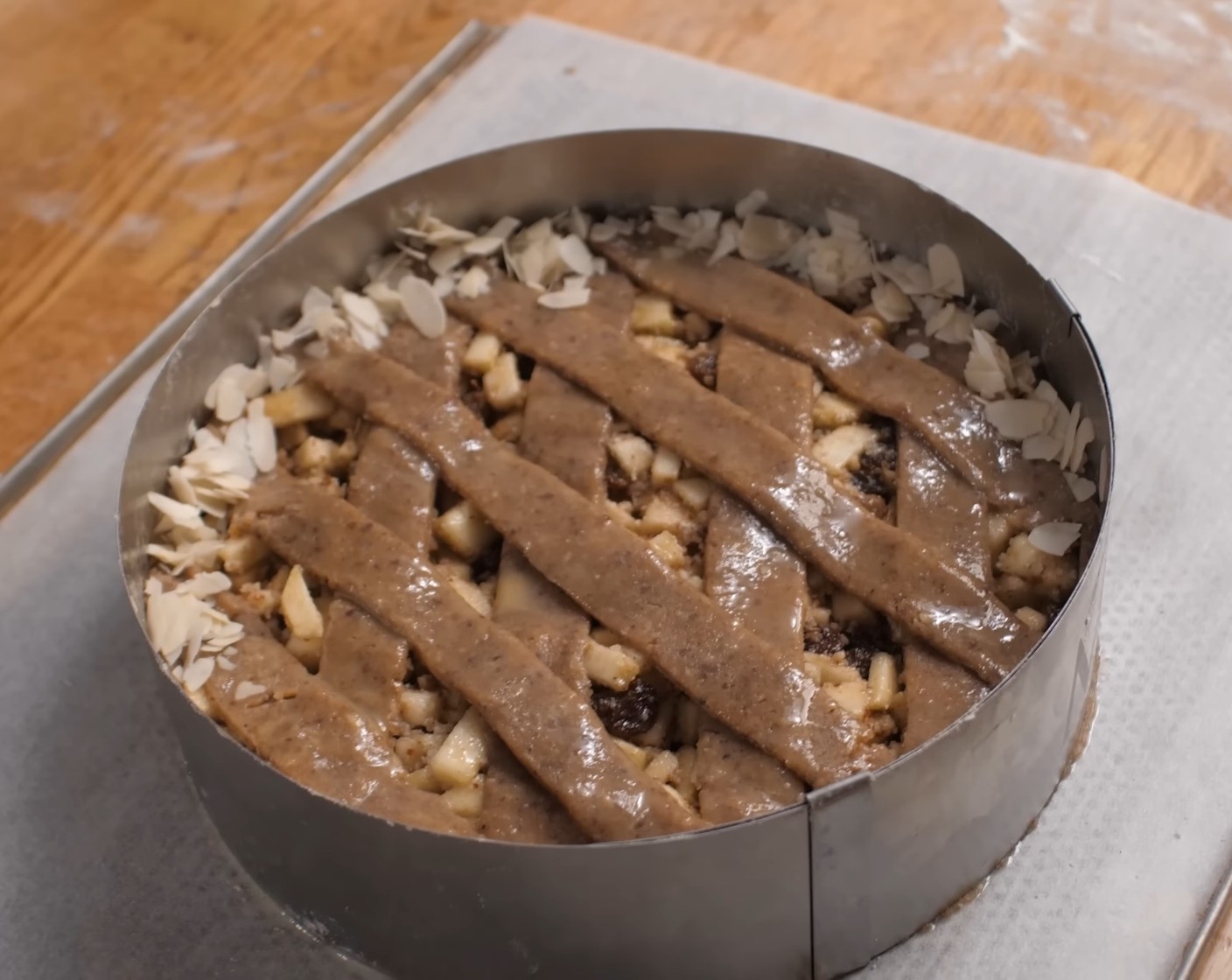 Schritt 18 Zum Schluss die Teigstreifen mit dem restlichen Ei bestreichen und den Rand mit ein paar Mandelblättchen (wenig) bestreuen.