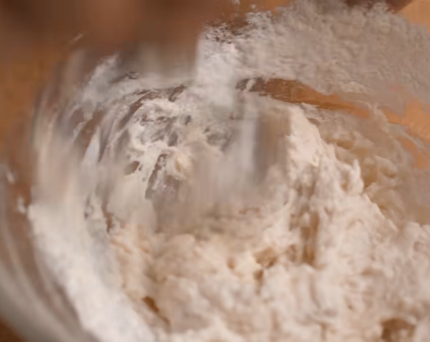 Schritt 4 Danach das Weissmehl (70 g) dazugeben und alles klumpenfrei vermischen.