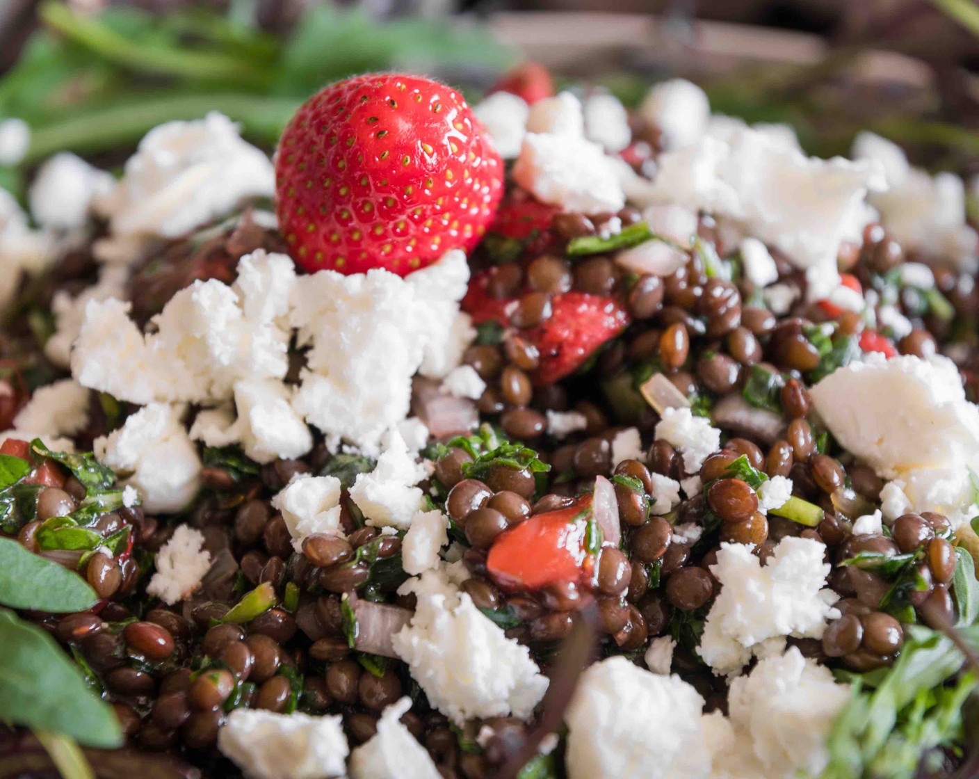 Schritt 7 Danach den Fetakäse (100 g) zerbröseln und über den Salat streuen.