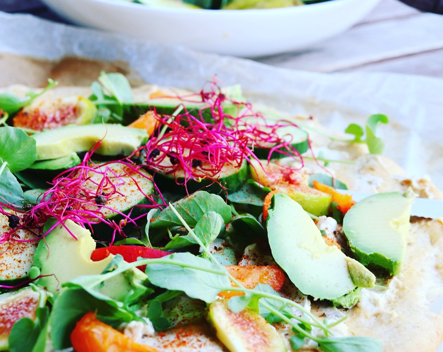 Hummus Pizza mit Früchten und Acovado