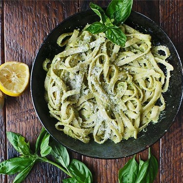 Avocado-Pesto-Fettucchin mit Basilikum und Parmesan Rezept | V-Kitchen