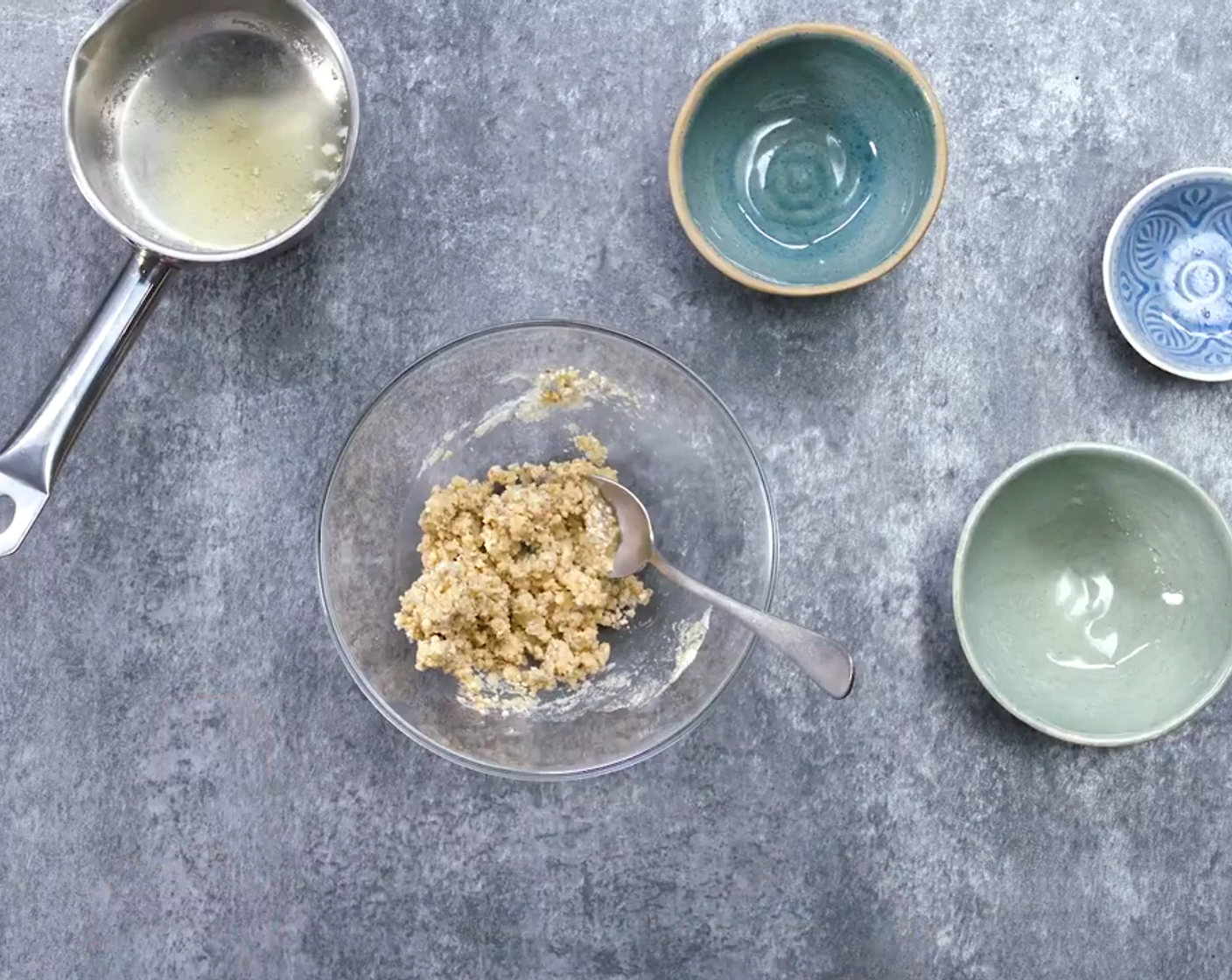 Schritt 4 Inzwischen Erdnüsse (1 2/3 Esslöffel) hacken. Butter (1 1/3 Esslöffel) schmelzen, Mandeln (2 1/3 Esslöffel), Erdnüsse, Mehl (40 g) und Butter zu einer bröseligen Masse mischen.