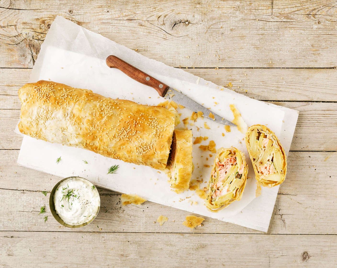 Schritt 6 Sauce: Unterdessen, Crème Fraîche (150 g) mit dem Dill (1/2 Bd.) verrühren. Mit Salz (wenig) und Pfeffer (wenig) abschmecken und zusammen mit dem Strudel servieren.