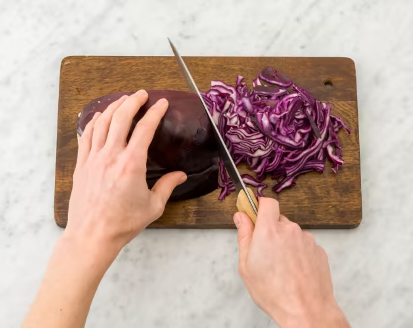 Schritt 2 Limetten (2) halbieren und den Saft einer Hälfte auspressen. Strunk vom Rotkohl (1/2 Kopf) entfernen, Rotkohl in feine Streifen schneiden und in eine grosse Schüssel geben. Mit Olivenöl (1 EL), Limettensaft, nach Geschmack Zucker (2 Prisen), Salz (wenig) und Pfeffer (wenig) abschmecken. Marinierten Rotkohl mit den Händen massieren und ziehen lassen. TIPP: Den Rotkohl kannst Du auch mit einer Gemüseraffel in feine Streifen hobeln.