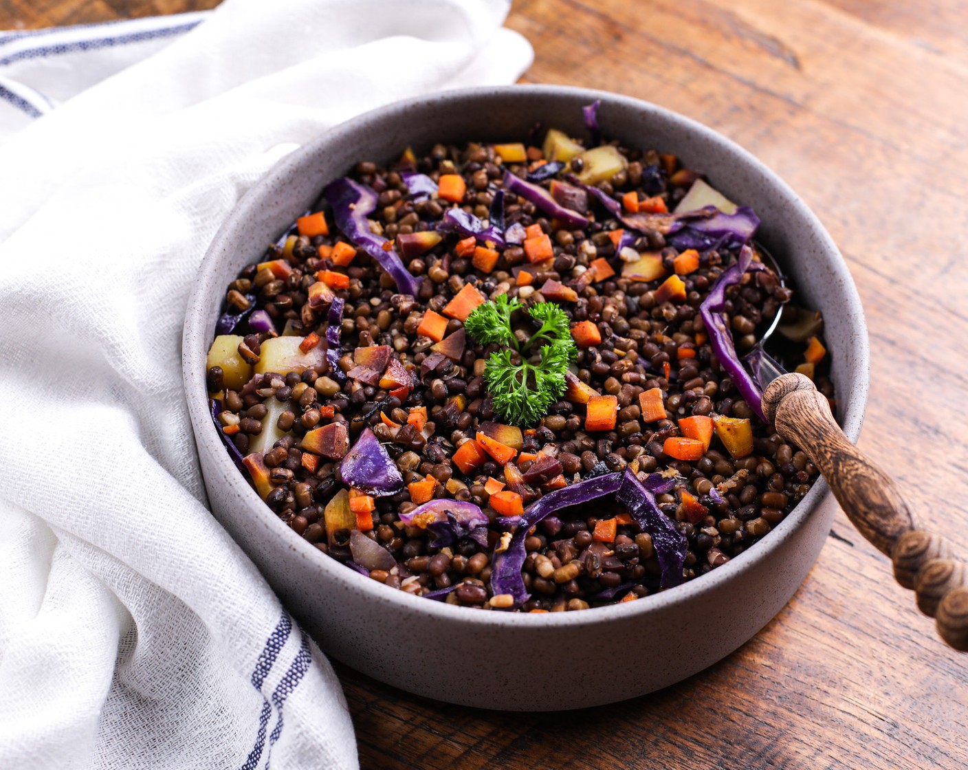 Schritt 8 Vermische das Gemüse mit den gekochten Linsen und rühre das Garam Masala (1/2 TL) unter. Garniere das Dal mit Petersilie (wenig) und serviere es heiss.