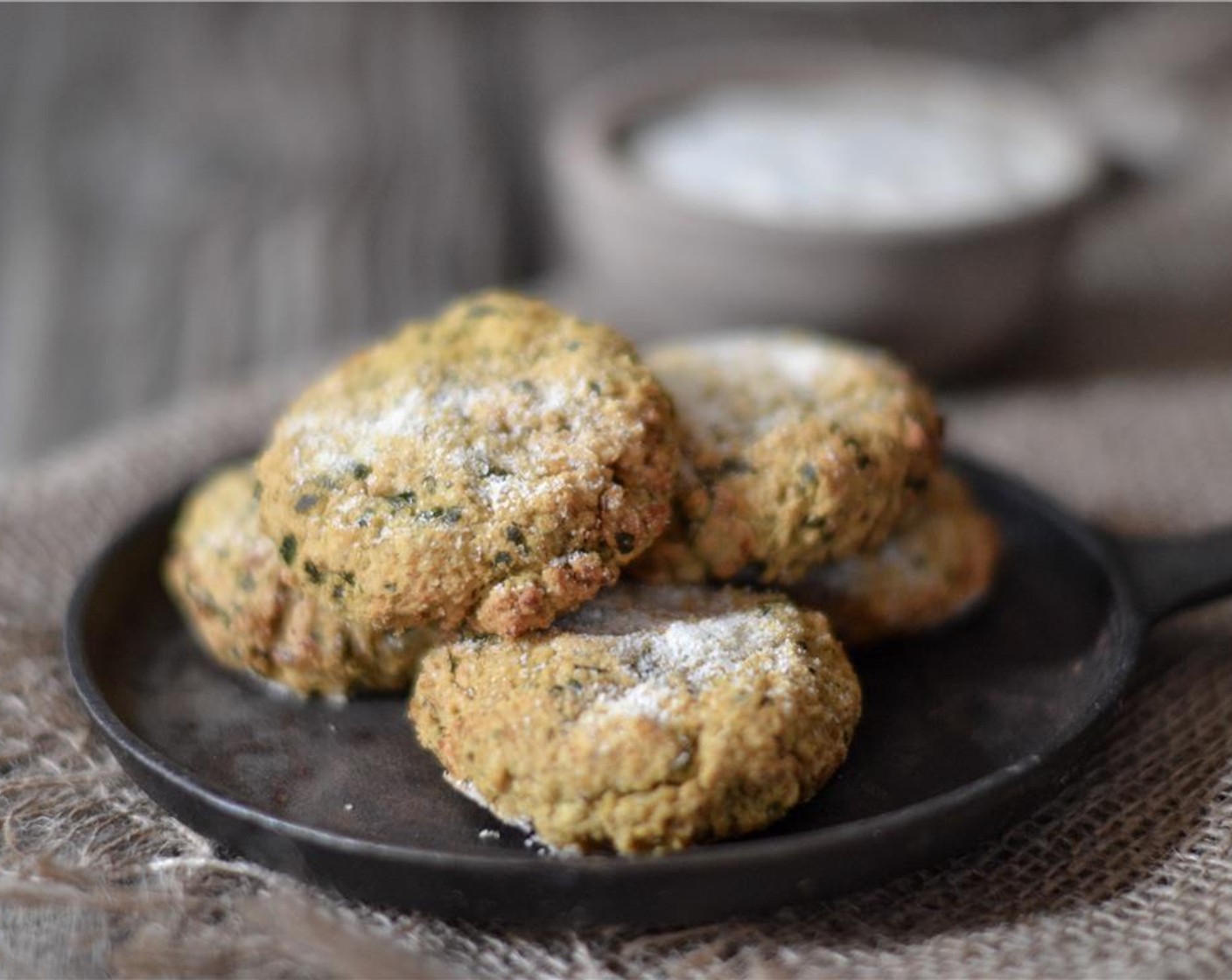 Schritt 4 Falafel formen und auf ein mit Backpapier ausgelegtes Backblech legen. Olivenöl (wenig) darüber geben. Im vorgeheizten Ofen mit Umluft bei 190 °C etwa 30 Minuten backen. Gelegentlich wenden, bis sie goldbraun und knusprig sind.