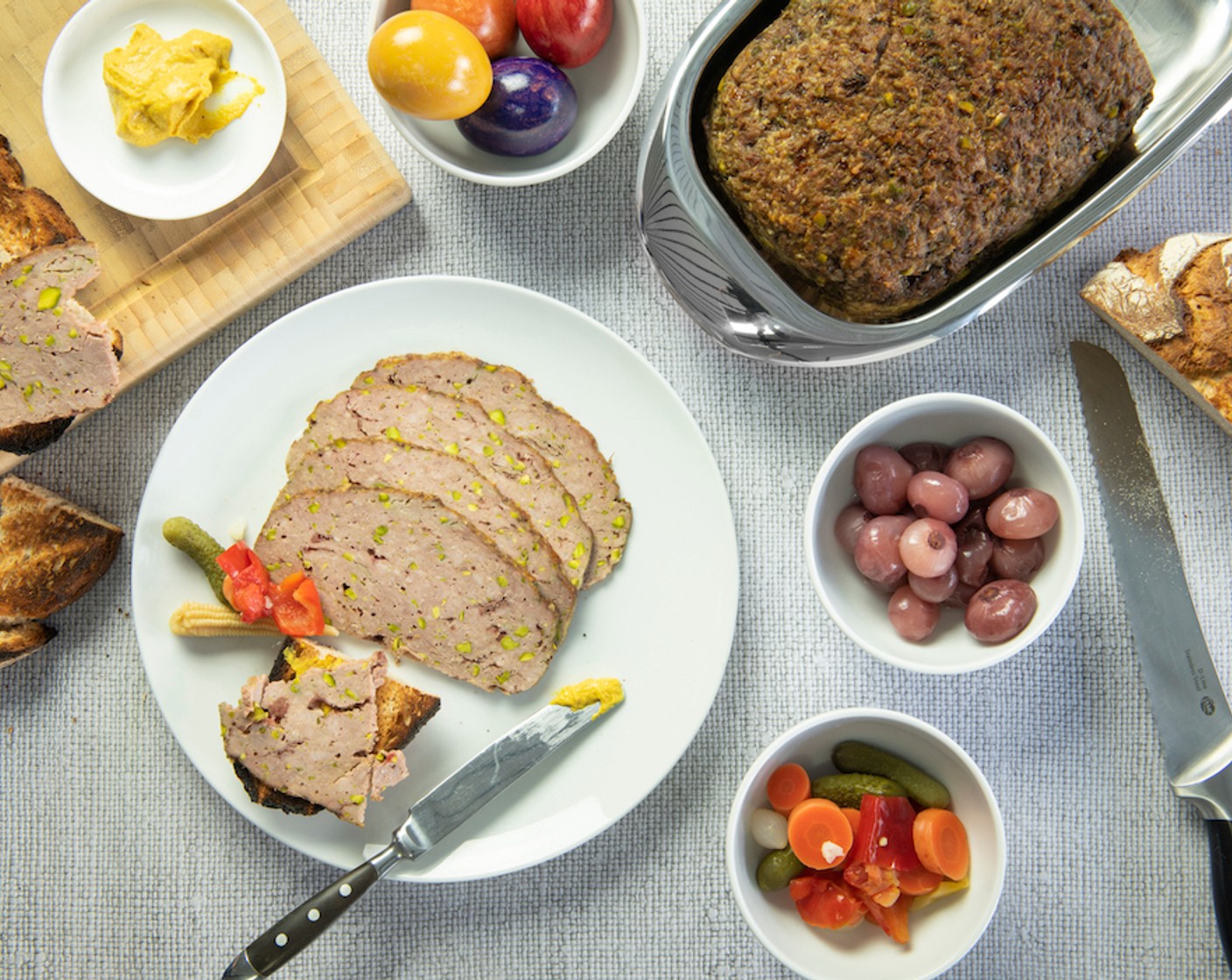 Schritt 7 Form mit der Pâté von unten mit heißem Wasser etwas anwärmen, damit die Pâté besser aus der Form genommen werden kann. Pâté aufschneiden und servieren.