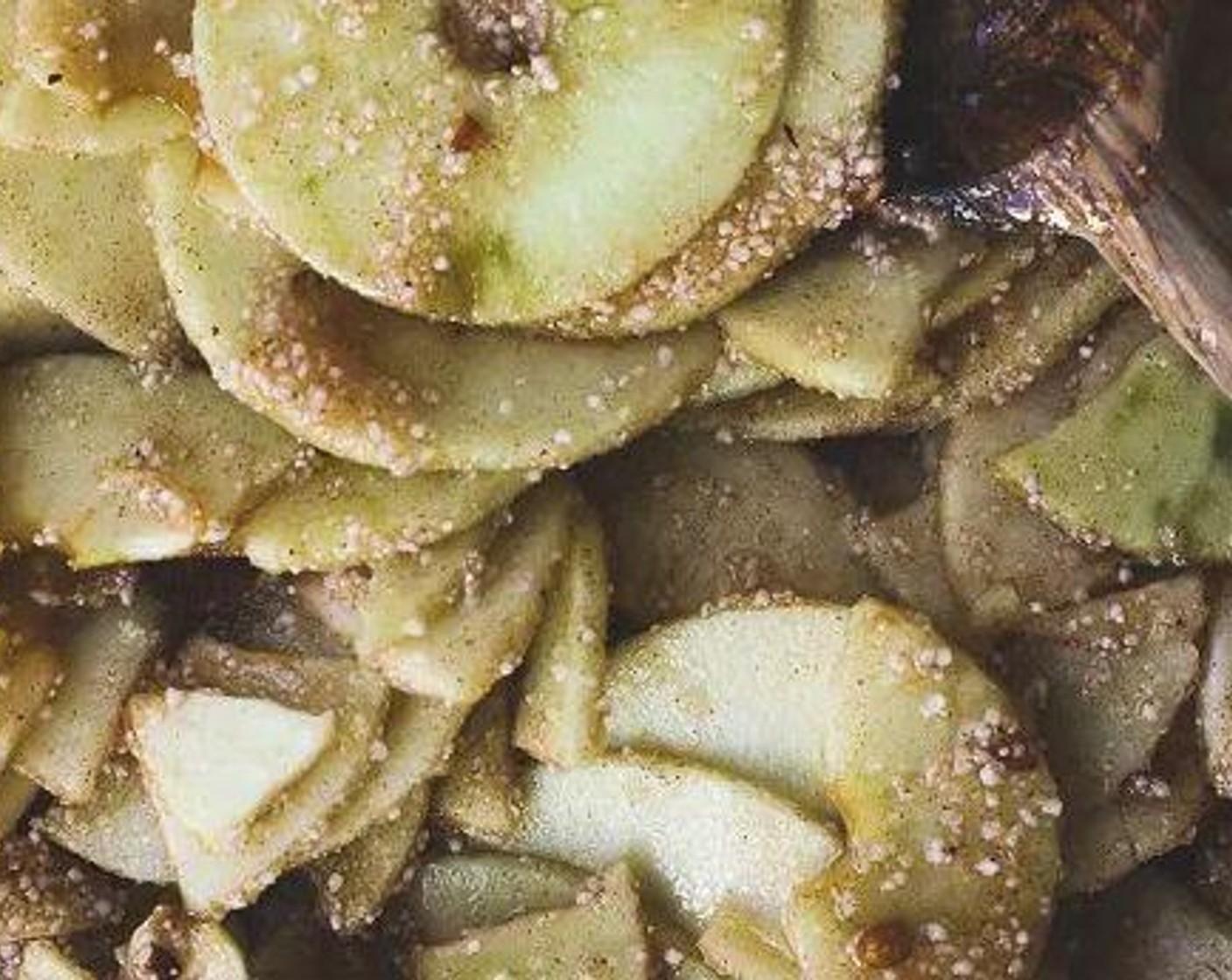 Schritt 4 Zucker (200 g), Butter (2 Esslöffel), Zimt (2 Teelöffel), Muskatnuss (1/2 TL), Piment (1/2 TL), Vanille-Extrakt (1 TL), Kardamom (1/4 TL), Tapioka (2 Teelöffel), Apfelessig (1 EL) und Ingwer (1/2 TL) zu den Äpfeln hinzufügen. Mischen, bis die Äpfel vollständig bedeckt sind.