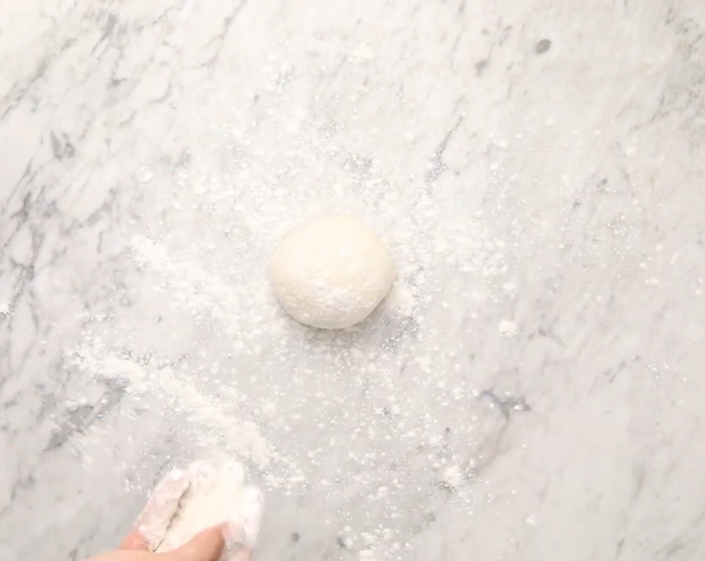 Schritt 4 Für den Teig Mehl (200 g), Salz (1/2 TL), Wasser (100 g) und Olivenöl (1 EL) in einer Schüssel mischen. 3-4 Minuten zu einem gleichmässigen Teig kneten und mit Mehl bestäuben.