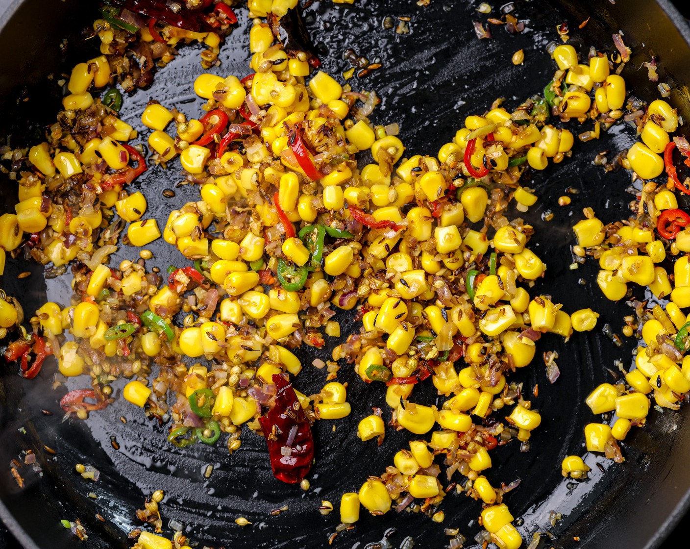 Schritt 4 Gib Mais (75 g), Pilzen (100 g) Meersalz (1 TL), Paprikapulver (1 TL), Pfeffer (1/2 TL) und Spinat (30 g) in die Pfanne. Brate sie 5 Minuten lang und stelle sie beiseite, sobald die Champignons weich sind.
