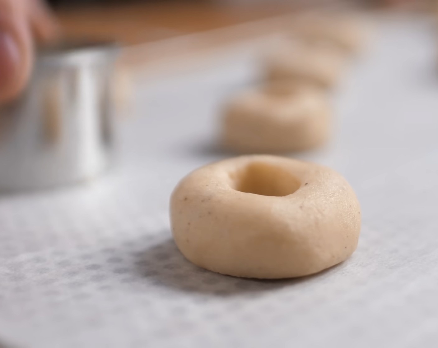 Schritt 5 Anschliessend mit einem leicht bemehlten Kellenstiel mittig eine Vertiefung in die Kugeln drücken.