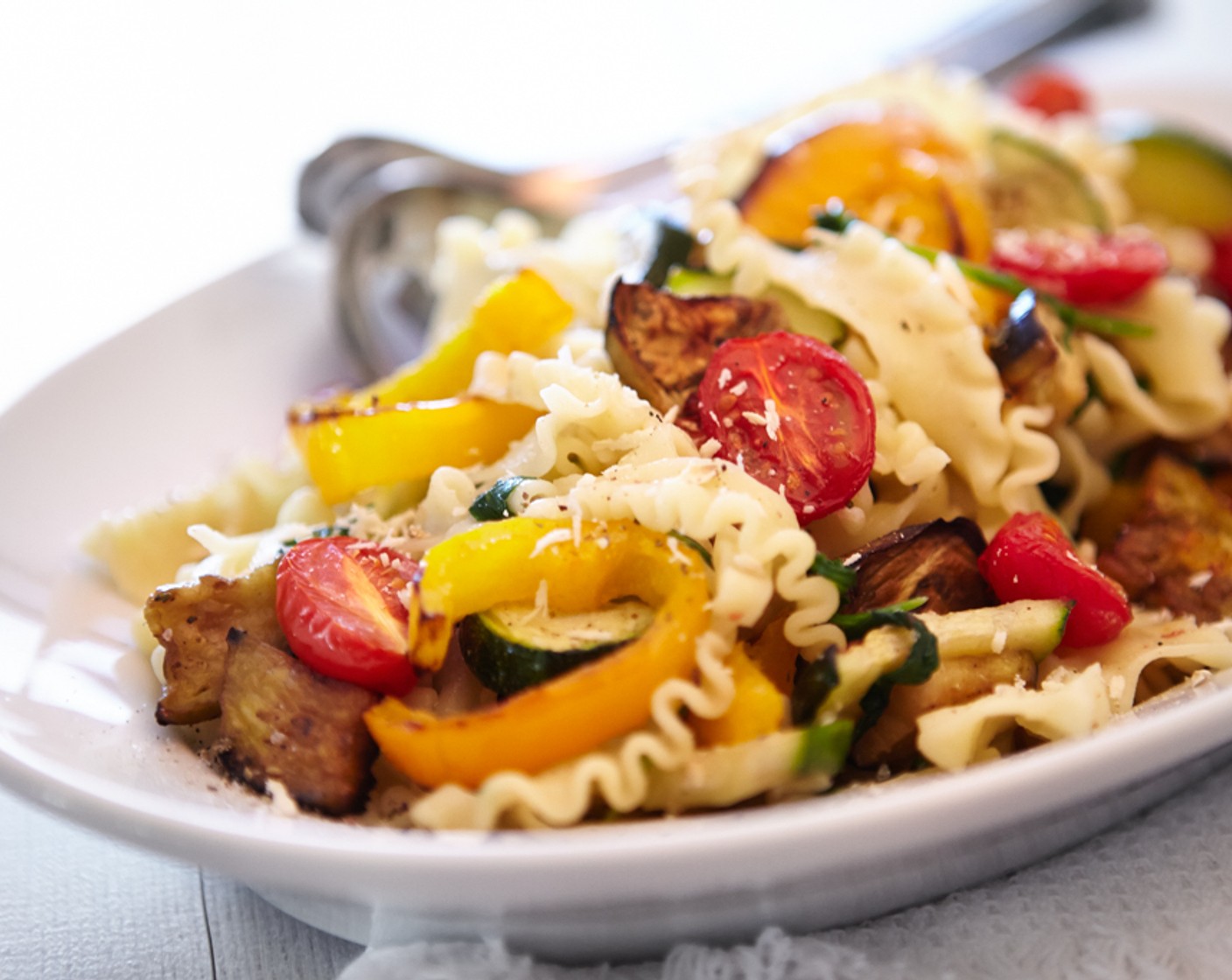 Schritt 13 Zum Schluss das grillierte Gemüse zusammen mit dem Olivenöl (3 Esslöffel) in die Pfanne zu den Nudeln geben und alles miteinander vermengen.