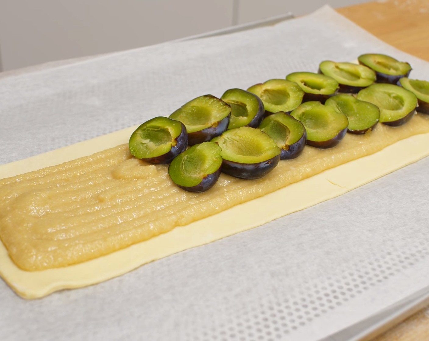 Schritt 14 Die Zwetschgen (400 g) aufschneiden, entsteinen und mit der Schnittkante nach oben auf die Mandelmasse legen. Jetzt 1-2 Esslöffel Zucker (1 EL) in eine kleine Schüssel geben und mit Zimt (wenig) mischen. Diesen Zimtzucker auf die Zwetschgen streuen.