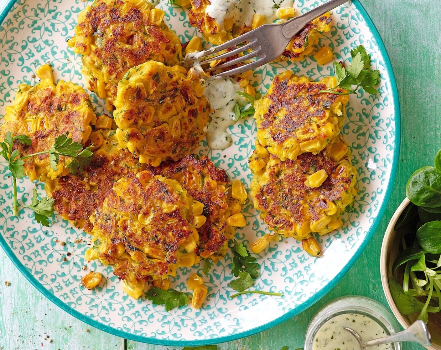 Schritt 5 Nüsslisalat (200 g) mit beiseitegestellter Sauce mischen. Mit den Maistätschli und beiseitegestellter Petersilie anrichten.