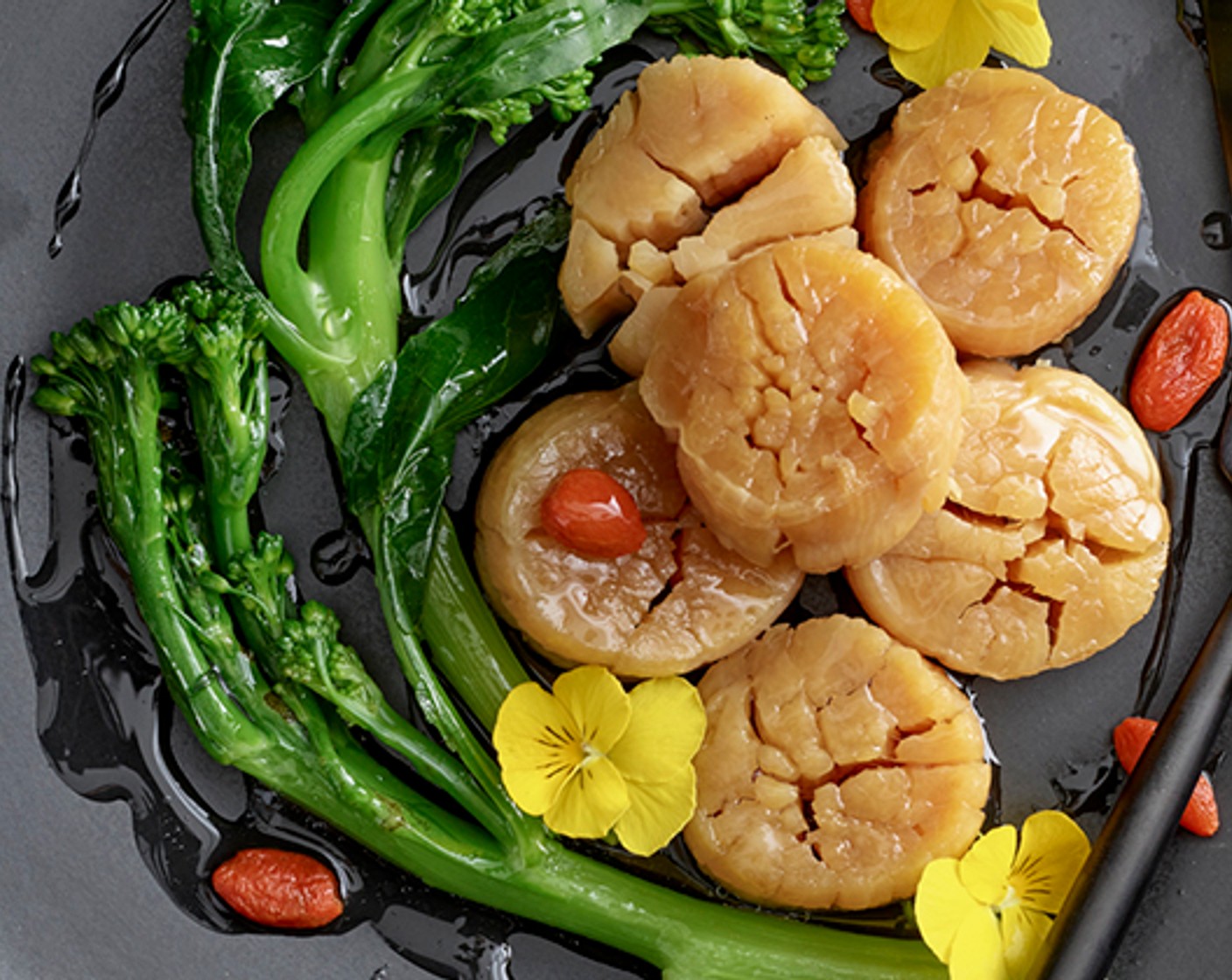 Gedämpfte Jakobsmuscheln mit Brokkoli