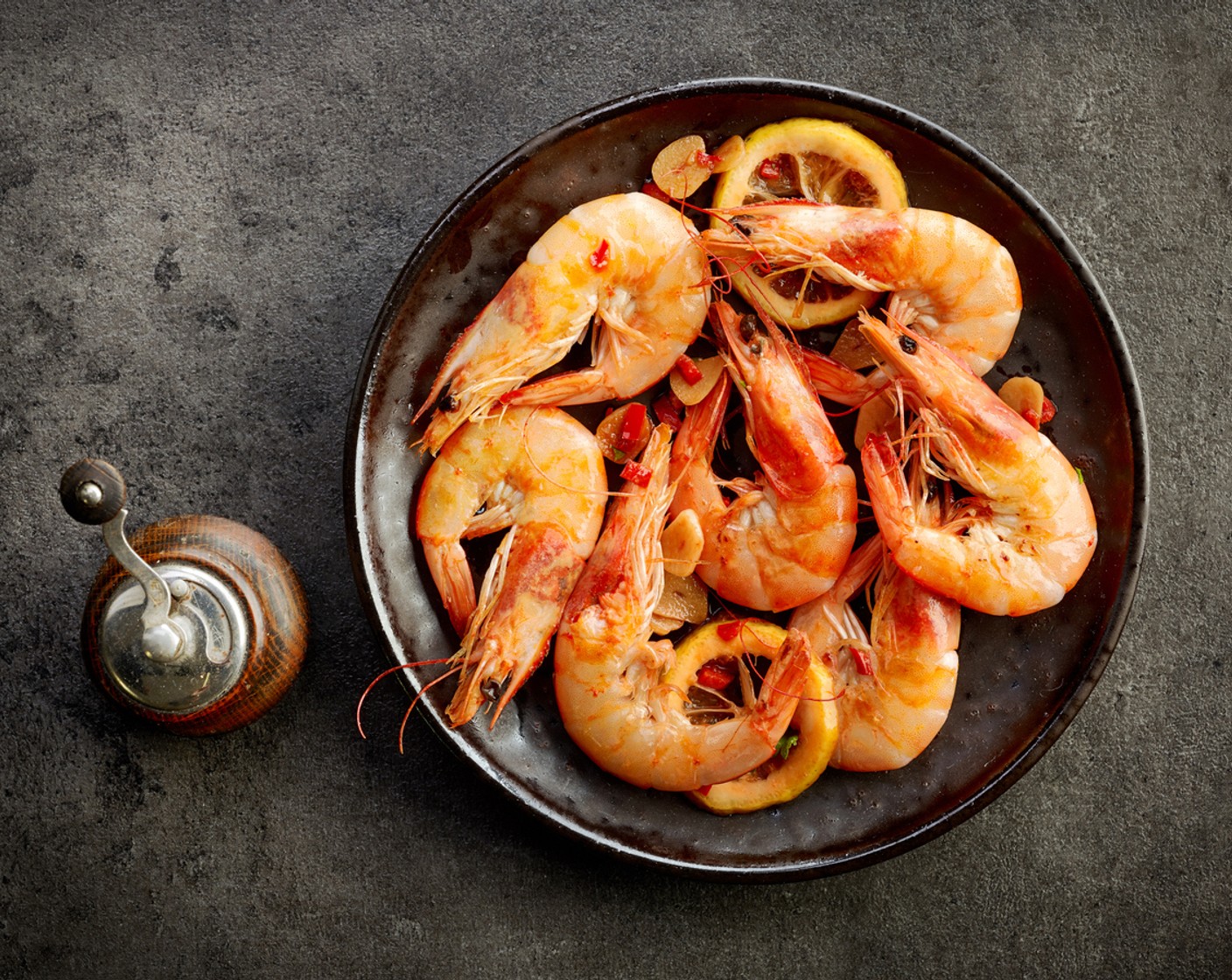 Schritt 3 Als nächstes eine Pfanne erhitzen. Die Garnelen kurz auf beiden Seiten anbraten bis sie allseitig schön rosa sind.