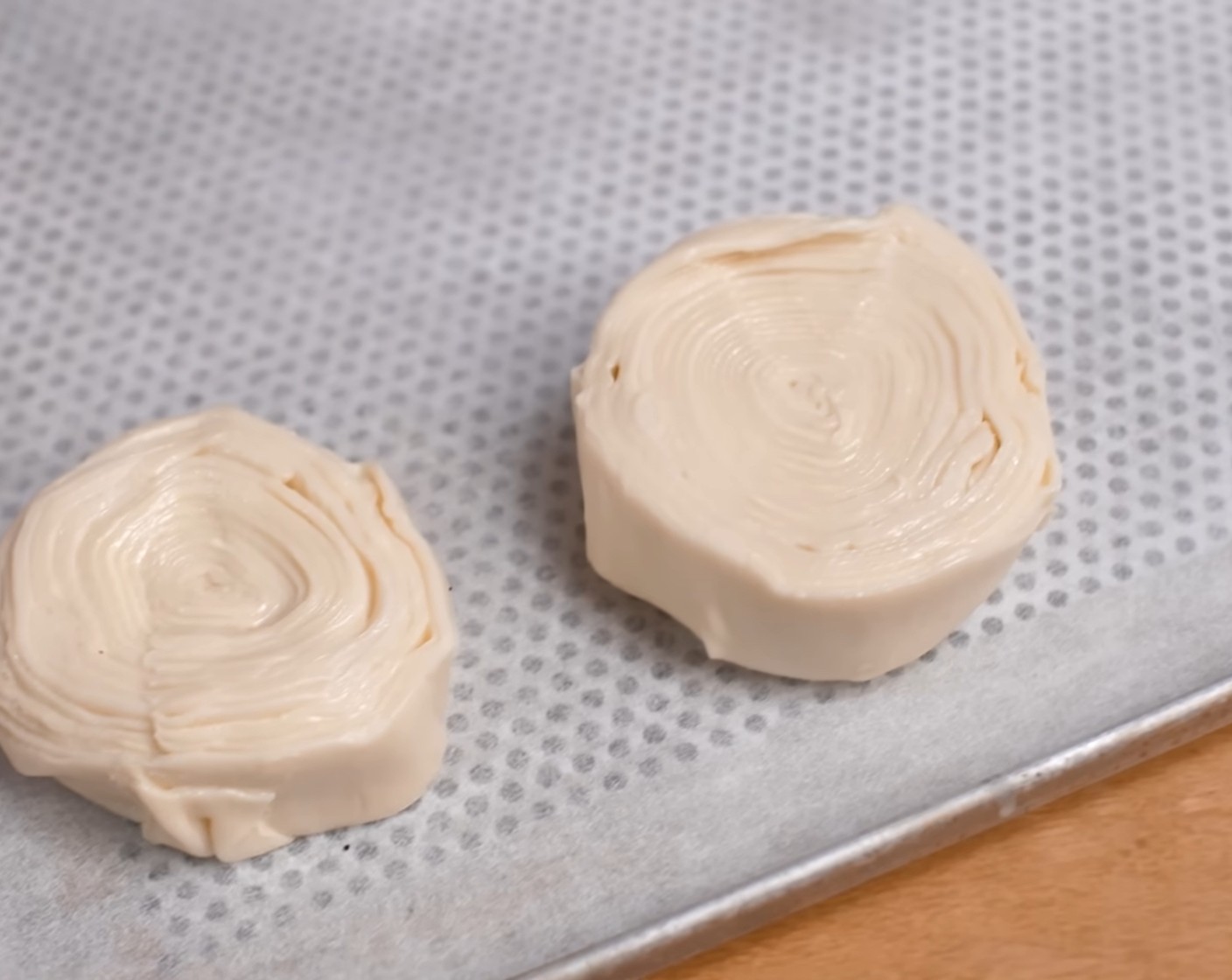 Schritt 13 Den markierten Portionen mit einem scharfen Messer schneiden und auf ein mit Backpapier belegtes Blech legen. Die Teiglinge zudecken und mindestens 4 Stunden kühl stellen.