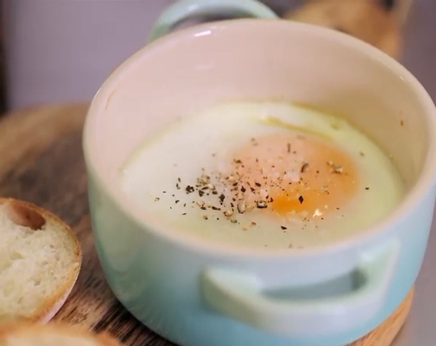 Schritt 6 Das Ei ist fertig, wenn das Eiweiss nicht mehr flüssig ist. Das Blech aus dem Ofen nehmen und das Ei mit Fleur de Sel (wenig) und Pfeffer (wenig) nach Belieben würzen.