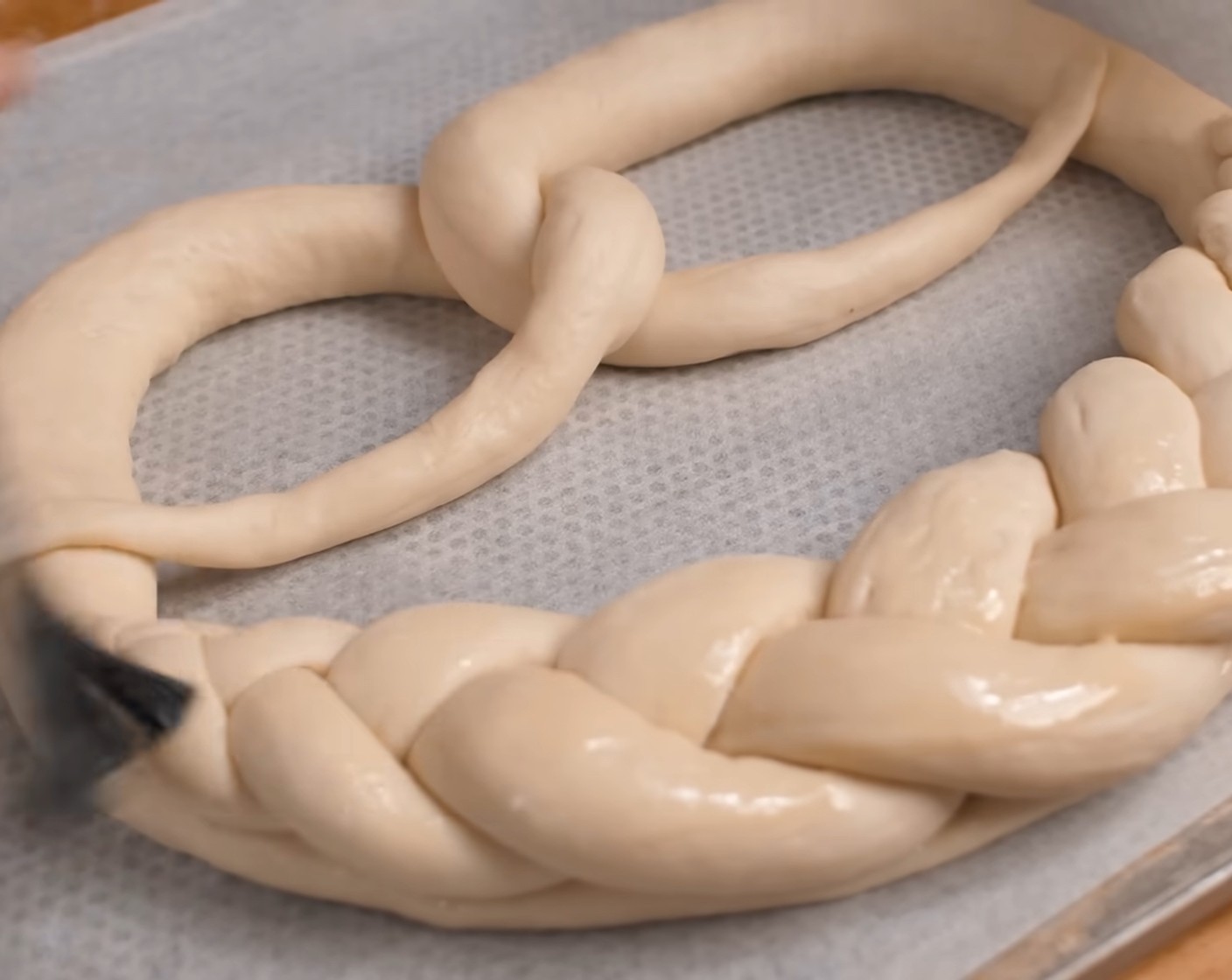 Schritt 21 Die ganze Brezel mit verquirltem Ei bestreichen und für 40-50 Minuten bei Raumtemperatur aufgehen lassen.