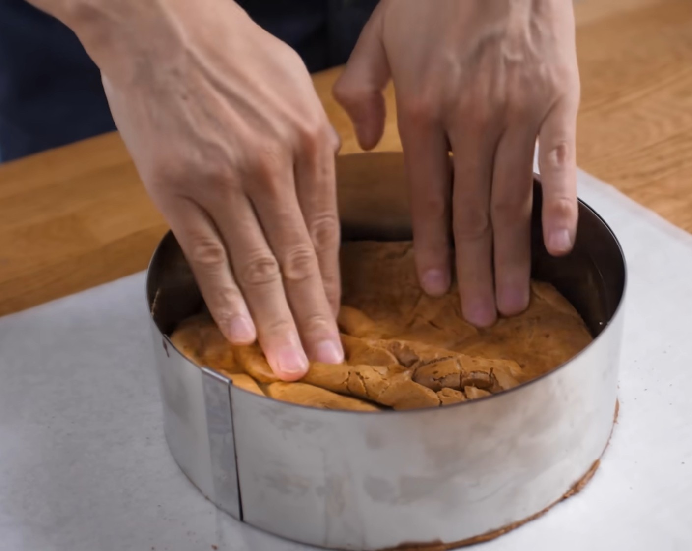 Schritt 14 Danach den Boden leicht in die Form drücken, die vorbereitete Creme darauf geben und gleichmässig verstreichen.