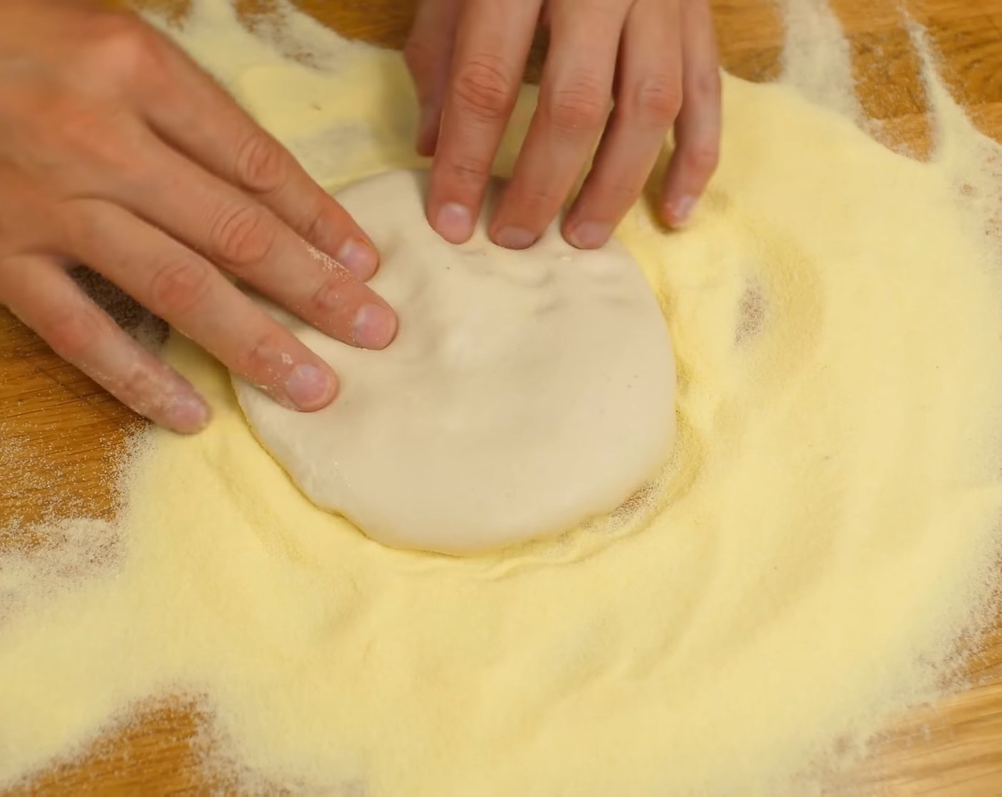 Schritt 8 Nach der Gärzeit die Teiglinge auf eine grosszügig mit Hartweizenmehl (nach Bedarf) bemehlte Arbeitsfläche geben und darin wenden.