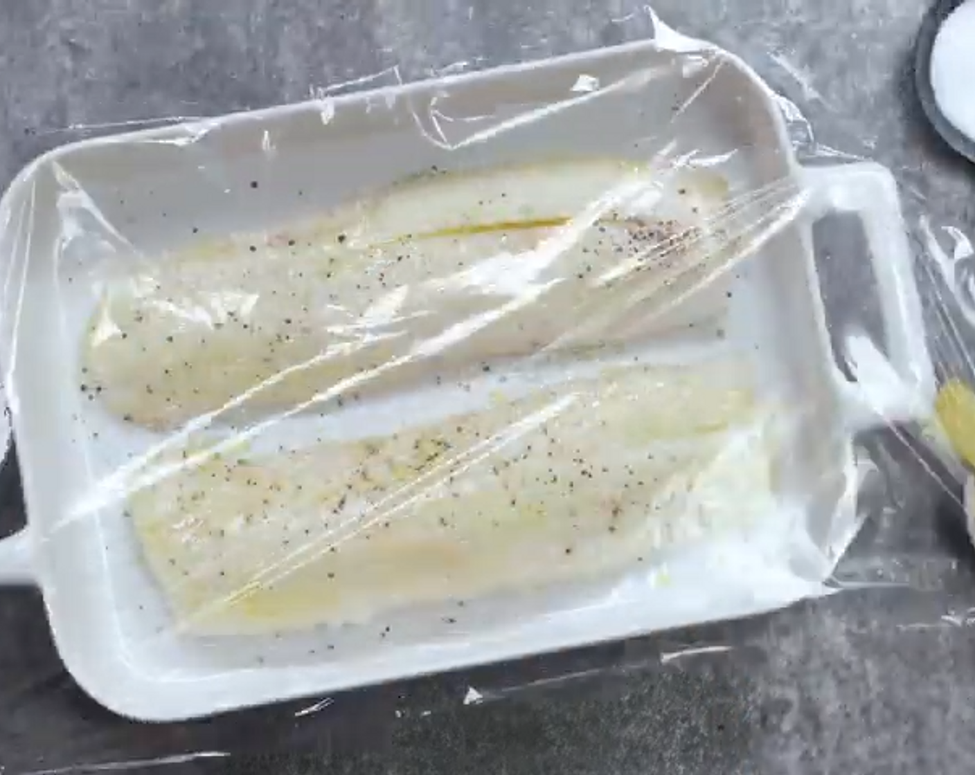 Schritt 3 Mit Klarsichtfolie abdecken. Kabeljau ca. 45 Minuten in der Ofenmitte glasig garen.