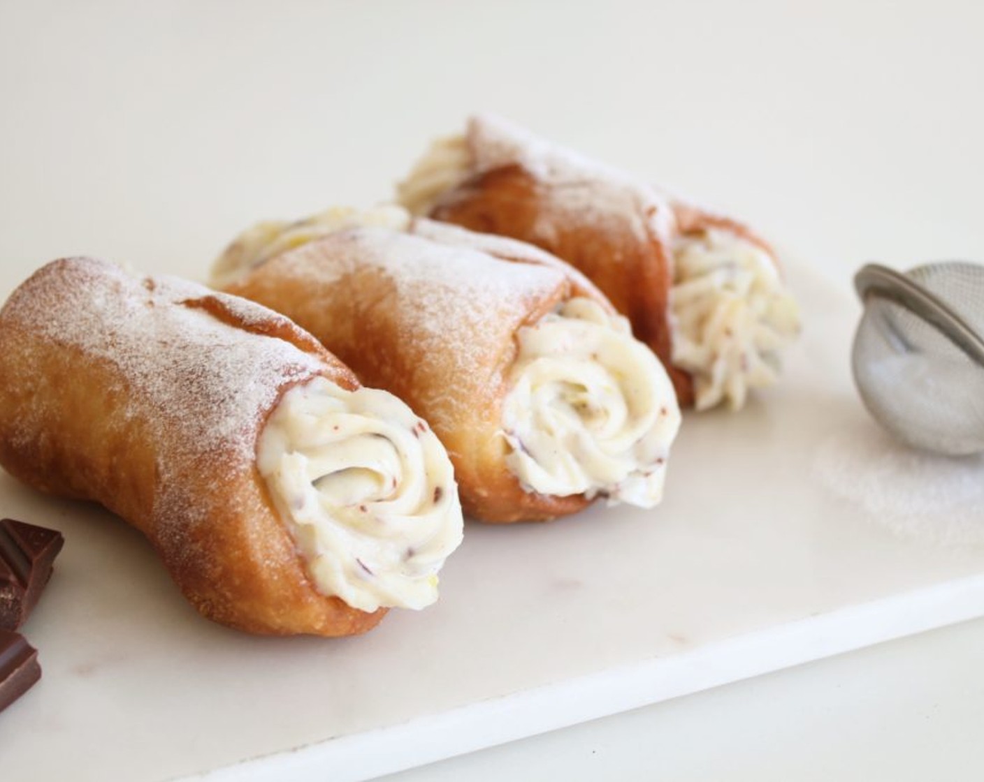 Schritt 9 Fülle die Cannoli mit der Ricotta-Creme. Mit Puderzucker (wenig) bestreuen und servieren.
