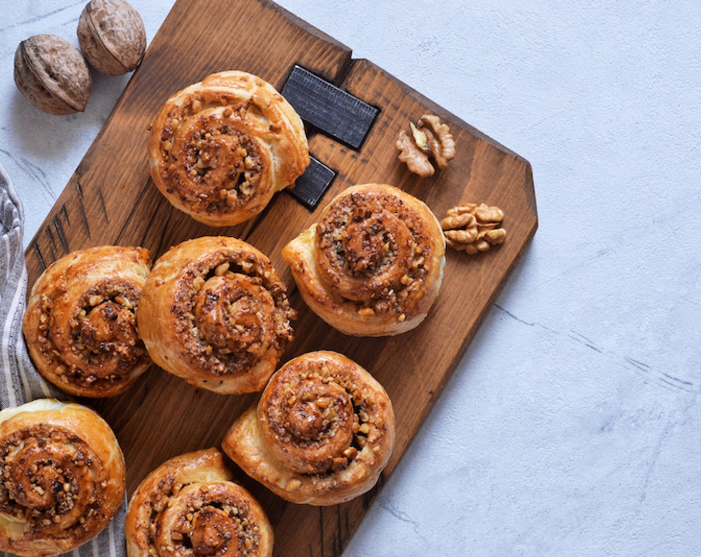 Schritt 3 Nun die Nussschnecken auf ein mit Backpapier belegtes Kuchenblech legen, in den kalten Ofen zum Backen schieben.