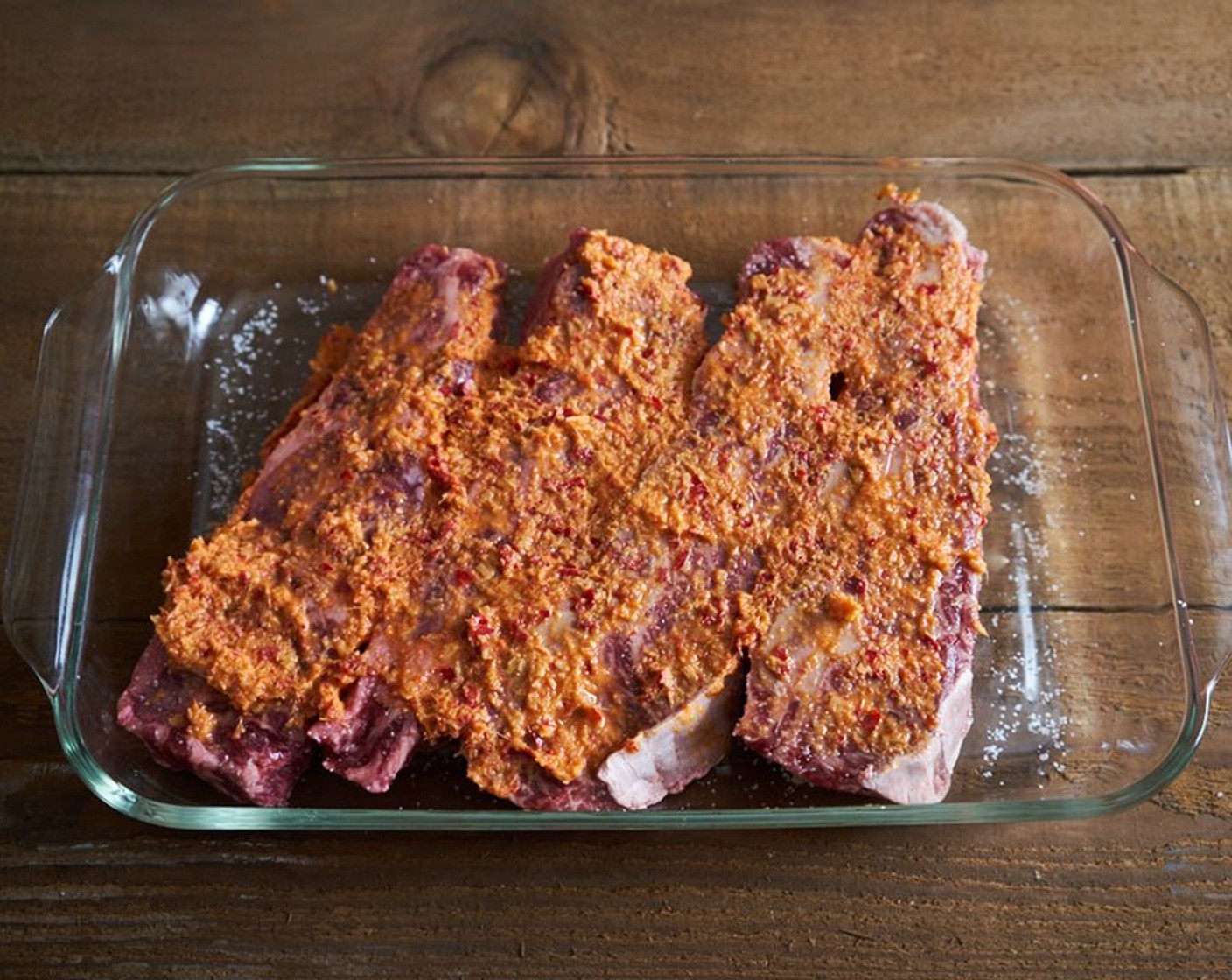 Schritt 9 Die kurzen Rippchen mit der Chilisauce bestreichen und etwa 15 Minuten marinieren lassen. In der Zwischenzeit den Grill auf mittlere Stufe vorheizen.