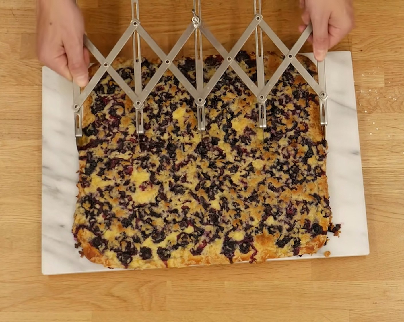 Schritt 23 Danach den Kuchen in gleich grosse Stücke von 4 x 4cm portionieren.