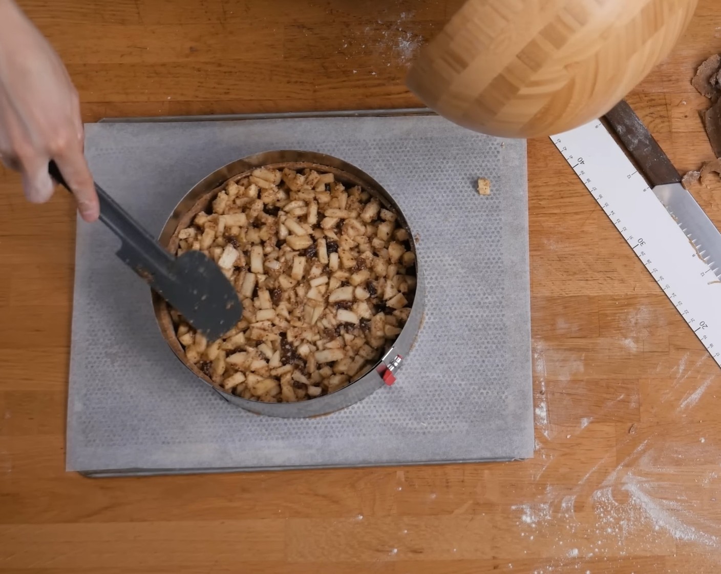Schritt 15 Danach die vorbereitete Apfelfüllung gleichmässig auf den Kuchenboden verteilen.