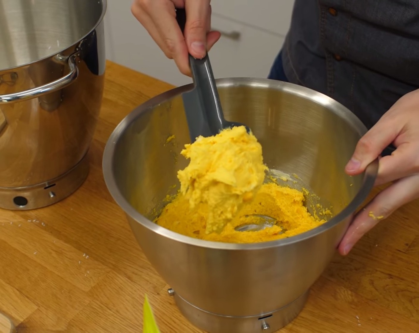 Schritt 6 Danach Mehl (75 g), Backpulver (1 TL), Butter (100 g) und Zucker (2 2/3 Esslöffel) dazugeben. Alles zusammen für 1-2 Minuten zu einer homogenen Masse mischen.